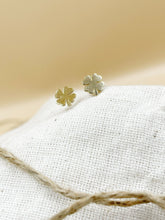 Load image into Gallery viewer, 14K Yellow Gold Four leaf clover Earrings
